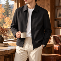 Blouson homme noir à col chemise rabattu et zip, porté sur un T-shirt blanc