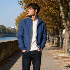 Blouson homme bleu foncé à col montant, poche zippée sur le côté