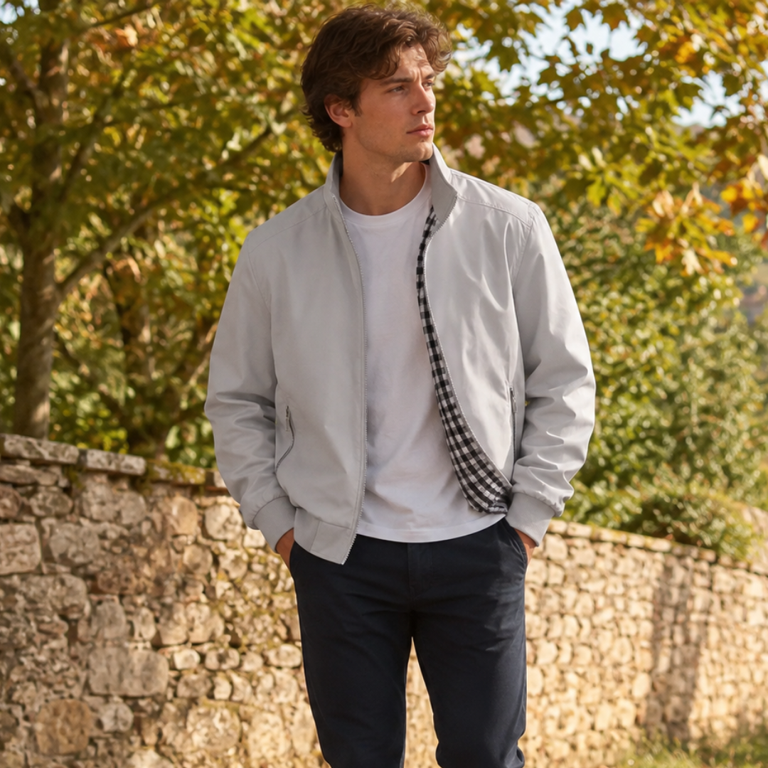 Blouson homme gris clair ouvert sur un tee-shirt blanc, col montant relevé