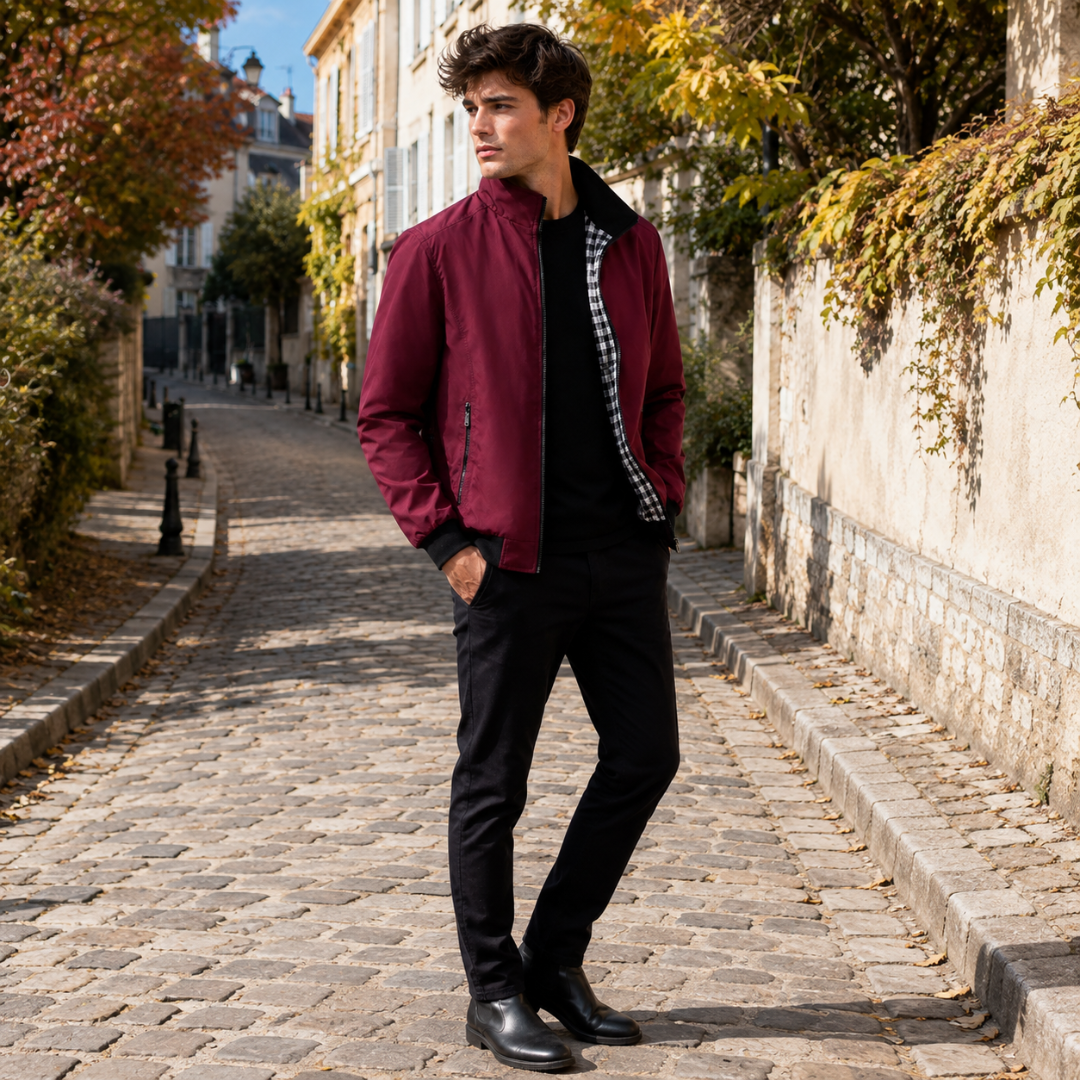 Blouson homme rouge zippé avec intérieur à carreaux Vichy visible, rue pavée