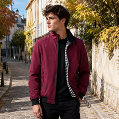 Blouson homme rouge de près, fermeture zippée et poches zippées sur le devant