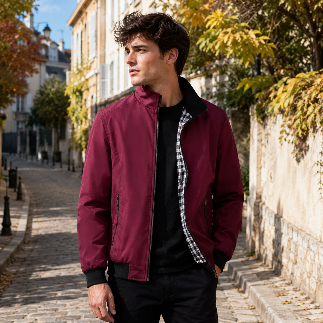Blouson homme rouge de près, fermeture zippée et poches zippées sur le devant