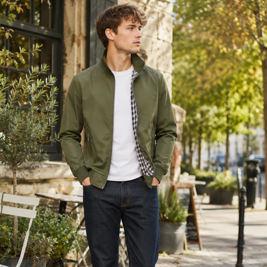 Blouson homme vert olive zippé porté ouvert sur un tee-shirt blanc