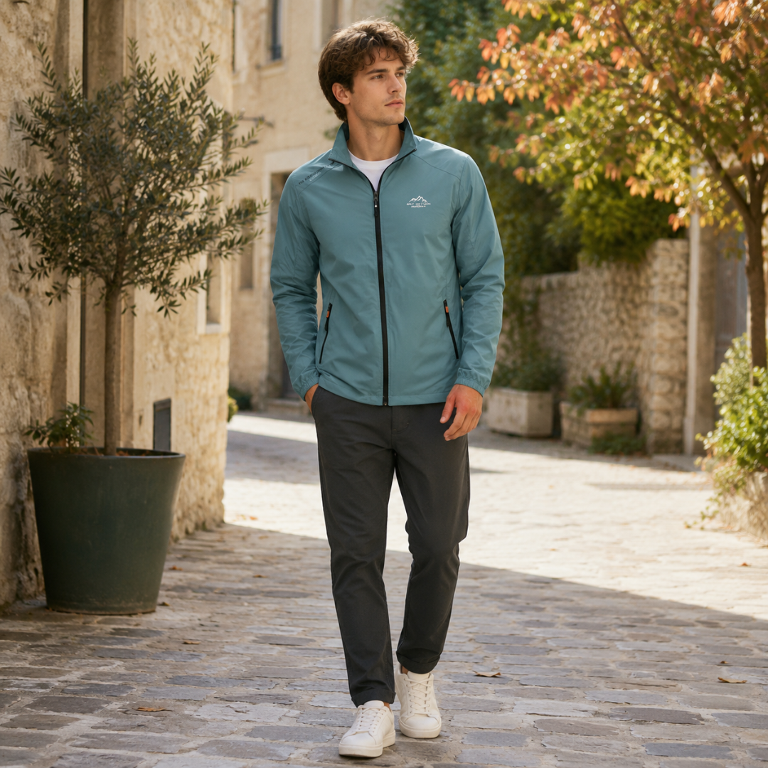 Blouson homme bleu brume à col montant, porté ouvert sur un t-shirt blanc