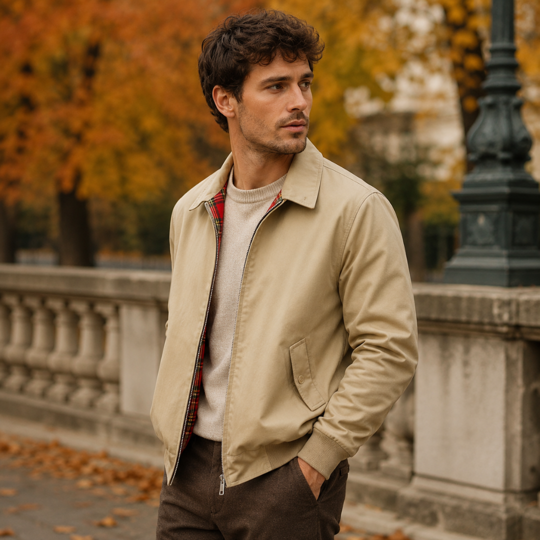 Blouson beige homme porté ouvert, poche à rabat boutonnée et poignets côtelés visibles