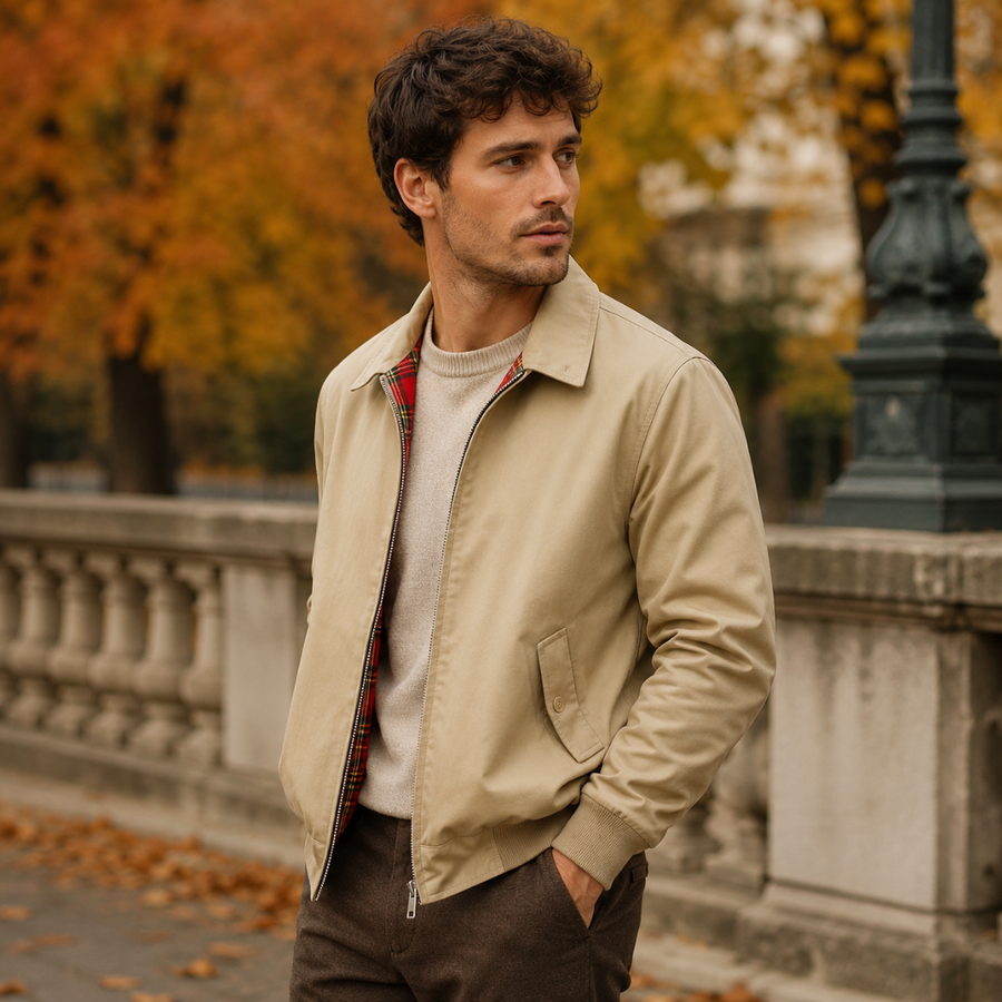 Blouson beige homme porté ouvert, poche à rabat boutonnée et poignets côtelés visibles