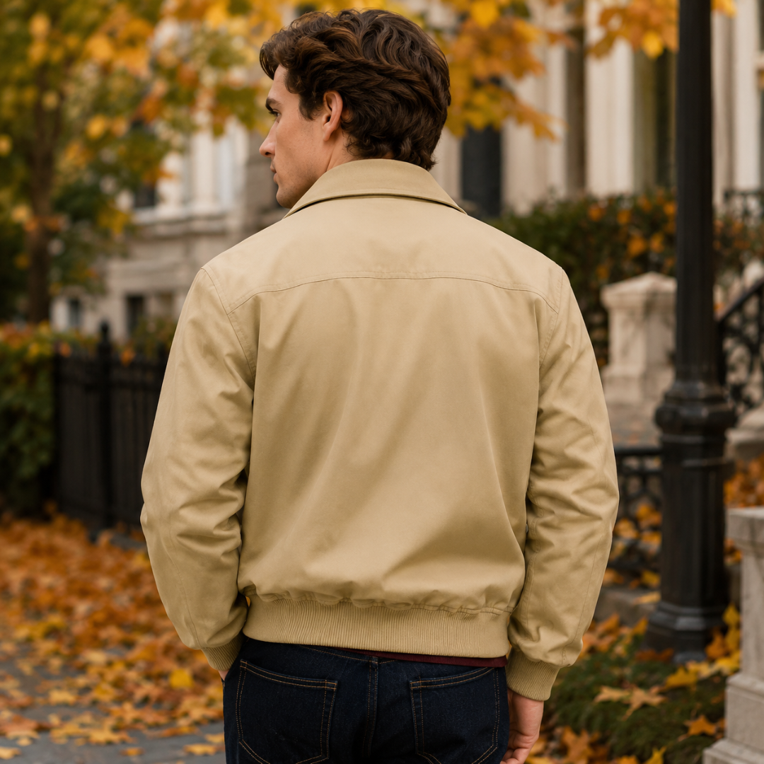 Dos du blouson homme beige avec empiècement d'épaules et bas élastiqué côtelé