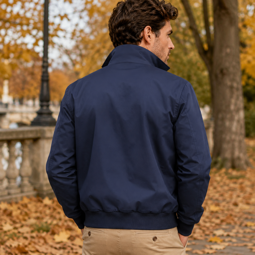 Vue de dos du blouson bleu marine homme, coupe courte et bas côtelé ajusté