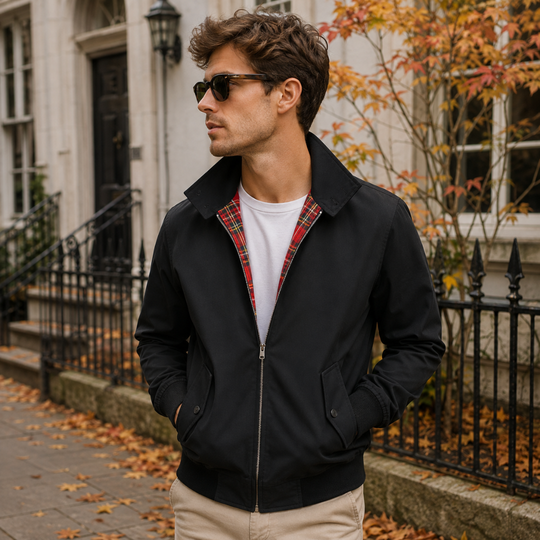Blouson noir homme avec col chemise, poches à rabat boutonnées et poignets côtelés