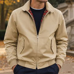 Blouson Harrington homme beige porté ouvert, doublure à carreaux rouges et col chemise
