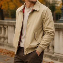 Blouson Harrington beige vu de trois quarts, poche à rabat boutonnée et poignets côtelés