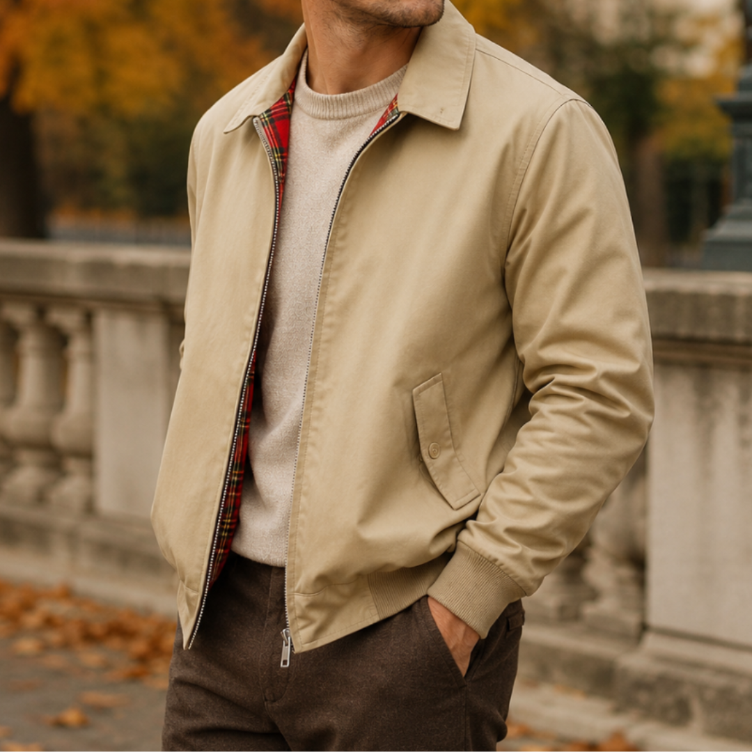 Blouson Harrington beige vu de trois quarts, poche à rabat boutonnée et poignets côtelés