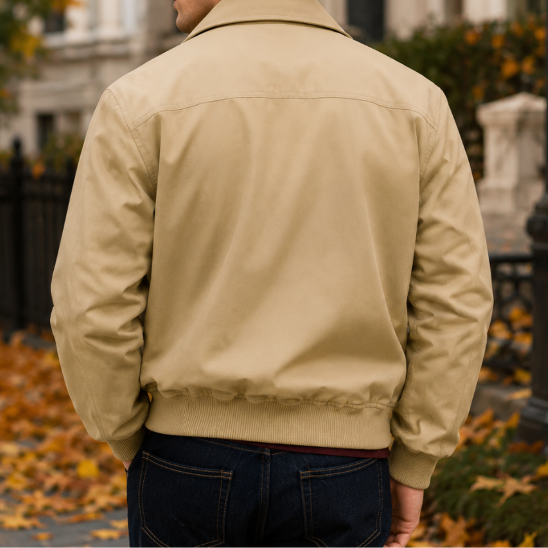 Dos du blouson Harrington beige avec empiècement d'épaules et bas bord-côte