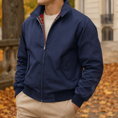 Blouson Harrington bleu marine de profil, col relevé et poche à rabat boutonnée