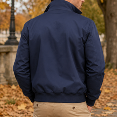 Dos du blouson Harrington bleu marine, ceinture côtelée et dos légèrement blousant