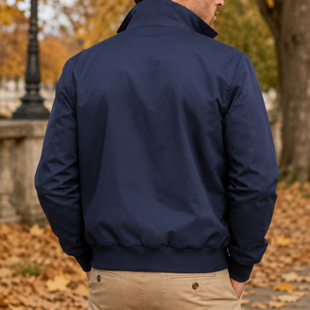 Dos du blouson Harrington bleu marine, ceinture côtelée et dos légèrement blousant