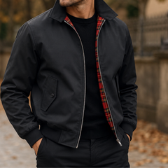 Blouson Harrington homme noir ouvert, doublure à carreaux rouges et zip argenté