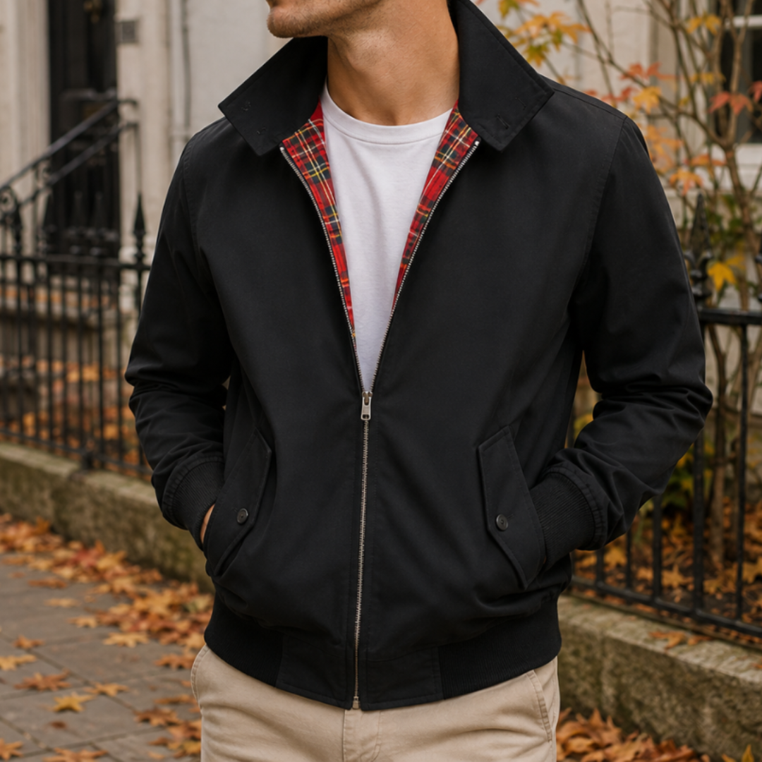 Blouson Harrington noir fermé, col chemise ouvert révélant la doublure tartan rouge