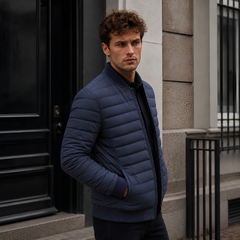 Blouson homme matelassé bleu de trois-quarts, main dans la poche latérale
