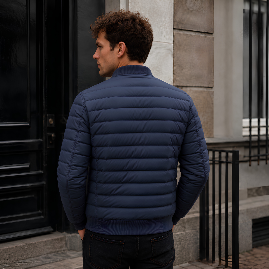 Dos du blouson homme bleu avec matelassage horizontal et bas côtelé