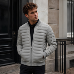 Blouson homme matelassé gris clair, matelassage horizontal et taille côtelée