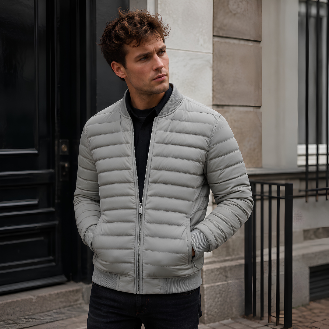 Blouson homme matelassé gris clair, matelassage horizontal et taille côtelée