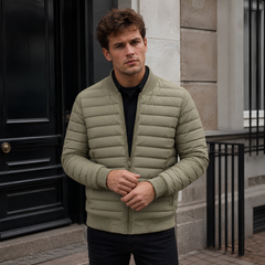 Blouson homme matelassé vert clair, poignets côtelés et zip central fermé