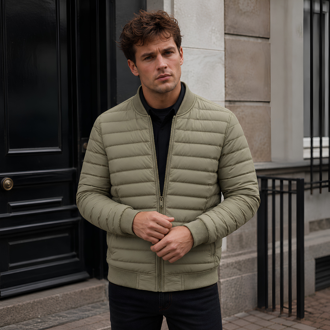 Blouson homme matelassé vert clair, poignets côtelés et zip central fermé