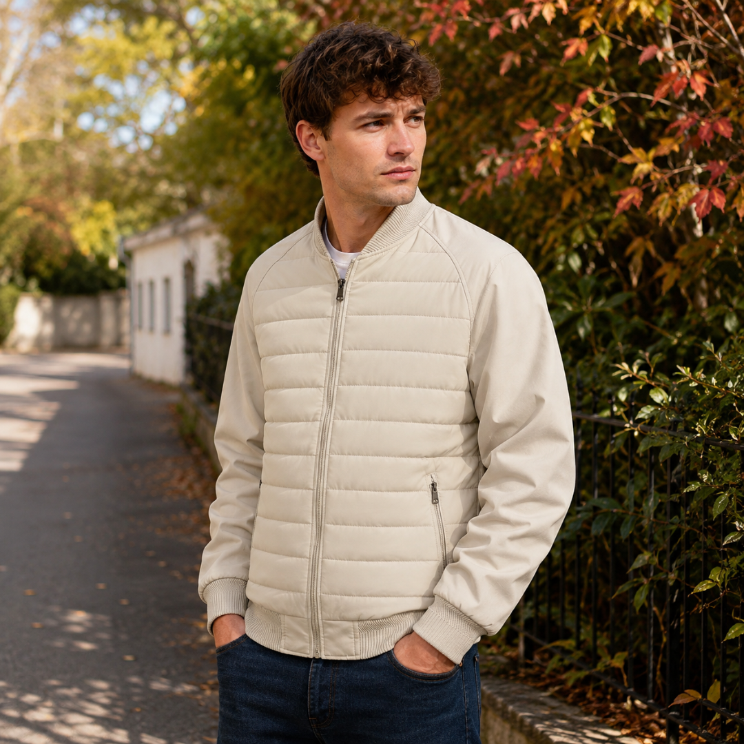 Blouson homme blanc fermé, col montant côtelé et poche latérale zippée visibles