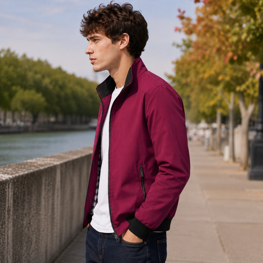 Blouson homme rouge zippé porté ouvert sur un t-shirt blanc, col montant