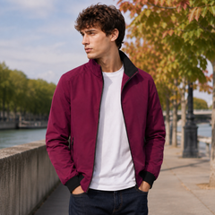 Blouson homme rouge ouvert montrant le col contrasté noir et la fermeture éclair
