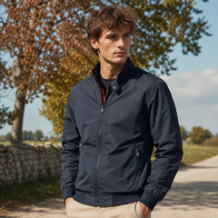 Blouson homme bleu foncé à col montant, patte boutonnée et poche zippée