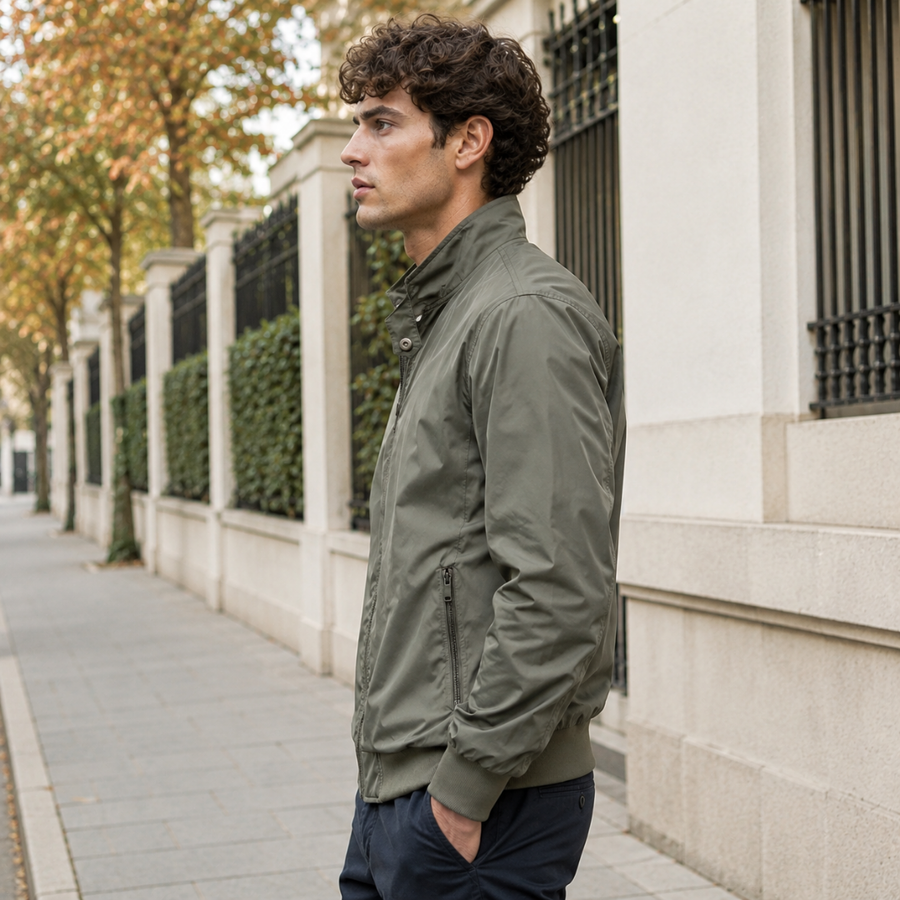 Blouson homme vert de profil avec poche zippée et bas côtelé