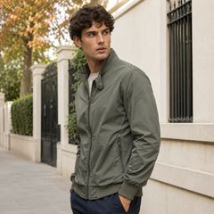 Blouson homme vert zippé avec col montant relevé et patte à bouton