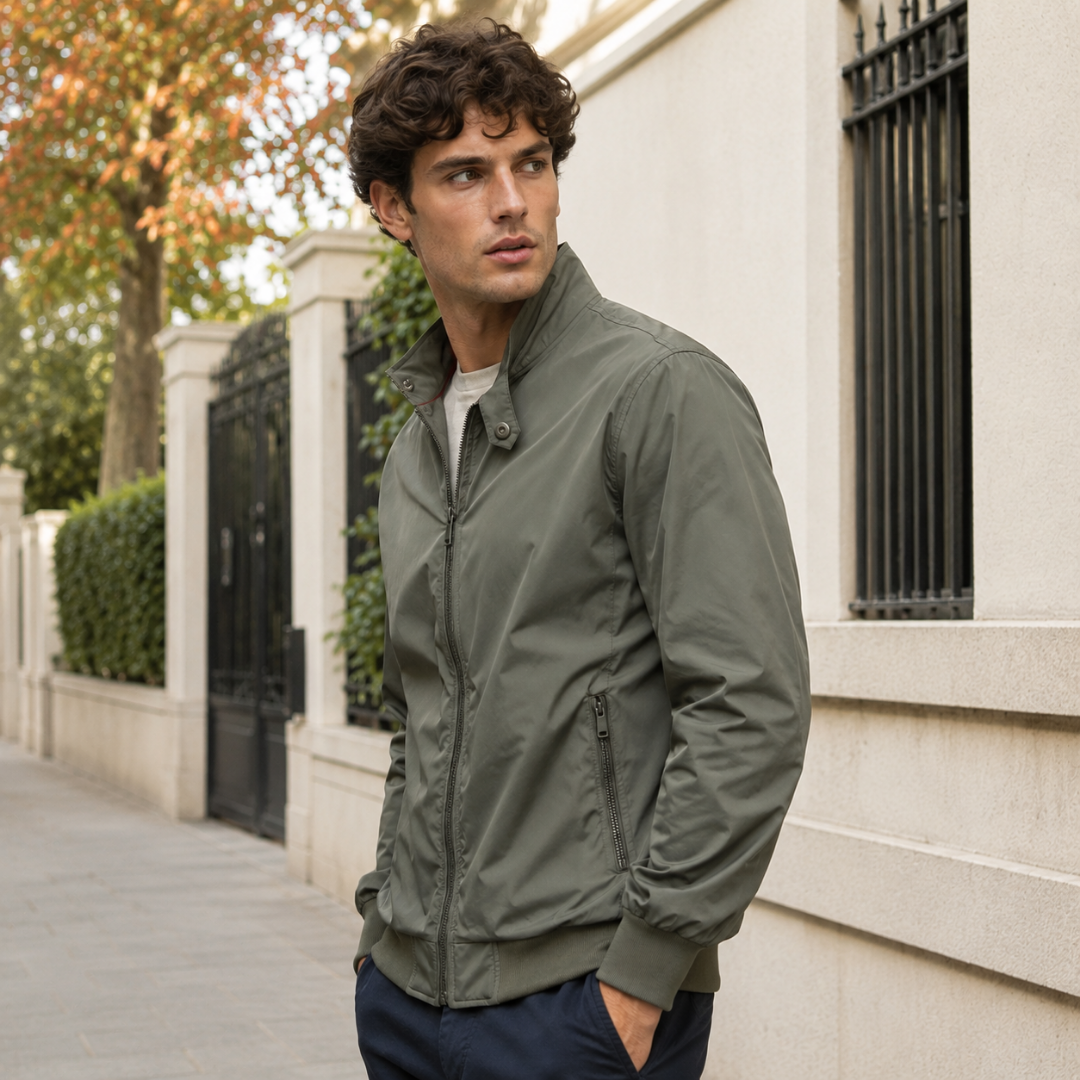 Blouson homme vert zippé avec col montant relevé et patte à bouton