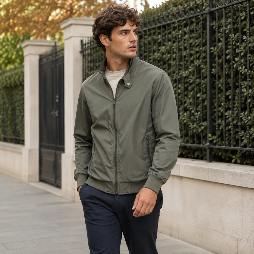 Homme portant un blouson vert zippé avec poignets côtelés et poche zippée