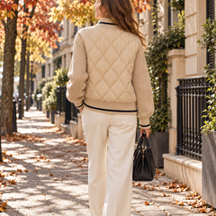 Dos du blouson bomber beige matelassé avec bande de taille côtelée rayée noire