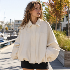 Bomber femme oversize blanc crème à col chemise et patte de boutonnage dissimulée