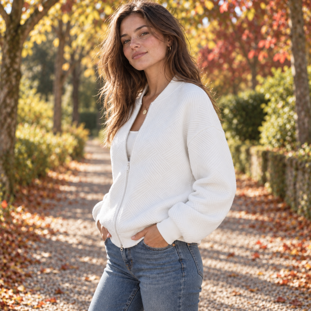 Bomber femme blanc de trois quarts, glissière ouverte sur un haut clair