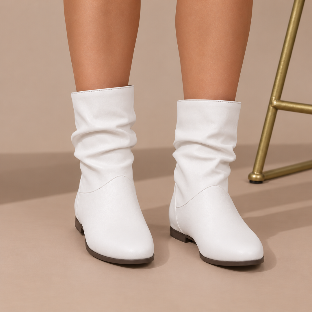 Bottes blanches femme vues de face avec fronces souples sur la tige
