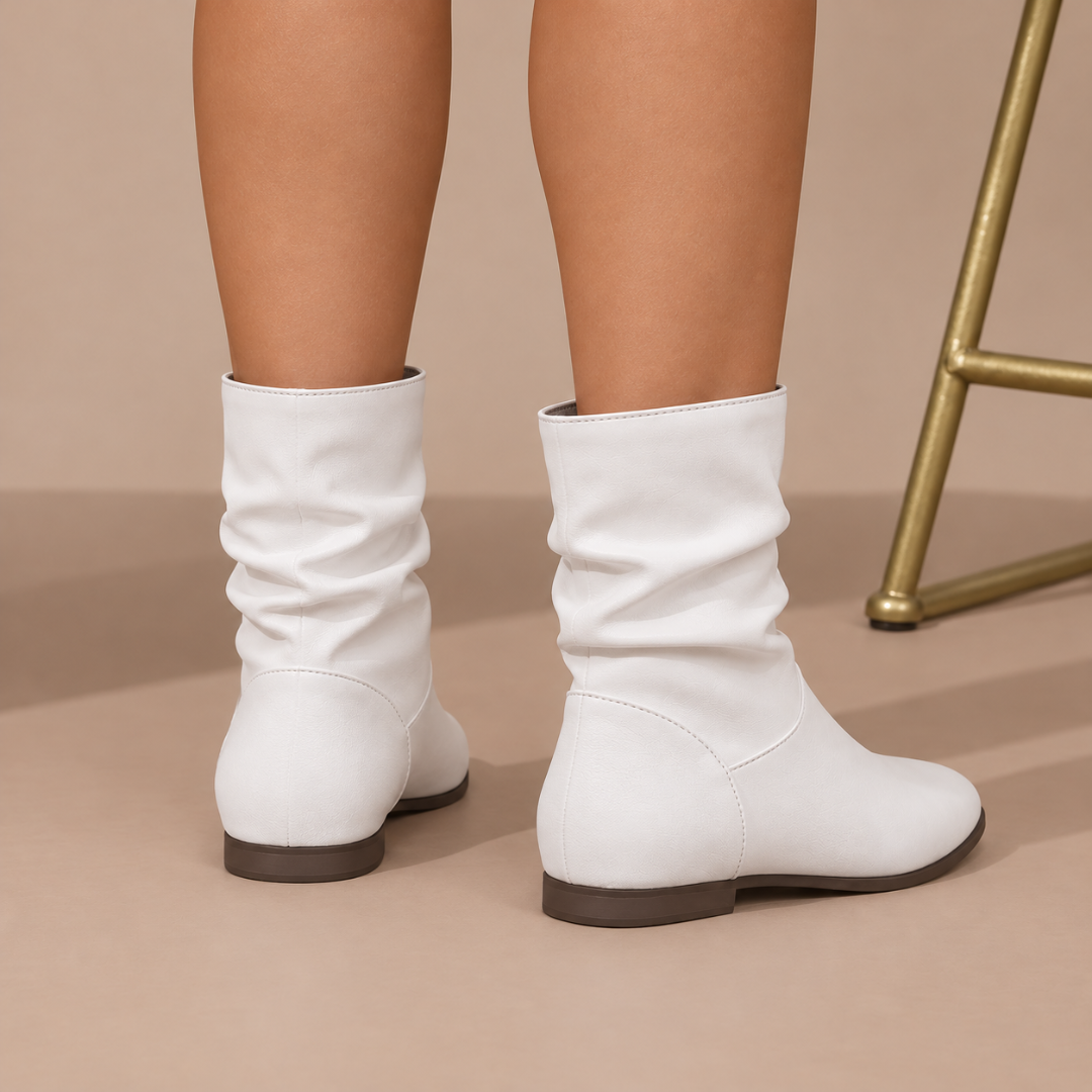 Bottes femme blanches vues de dos, semelle contrastée et talon plat