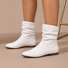 Bottes blanches mi-mollet femme, bout légèrement effilé et tige froncée