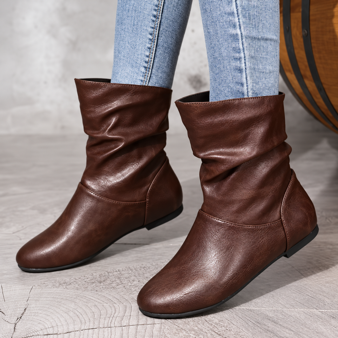 Bottes femme marron foncé mi-mollet à fronces, portées avec un pantalon clair