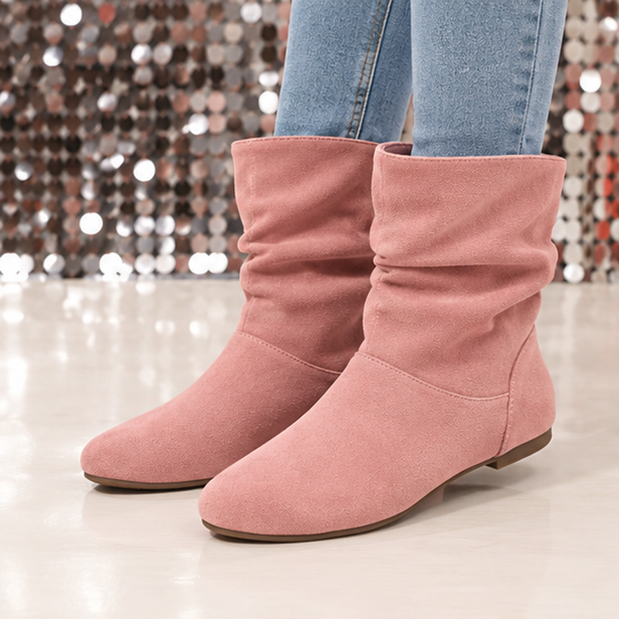 Bottes femme rose à tige drapée mi-mollet et bout rond, portées avec un pantalon bleu
