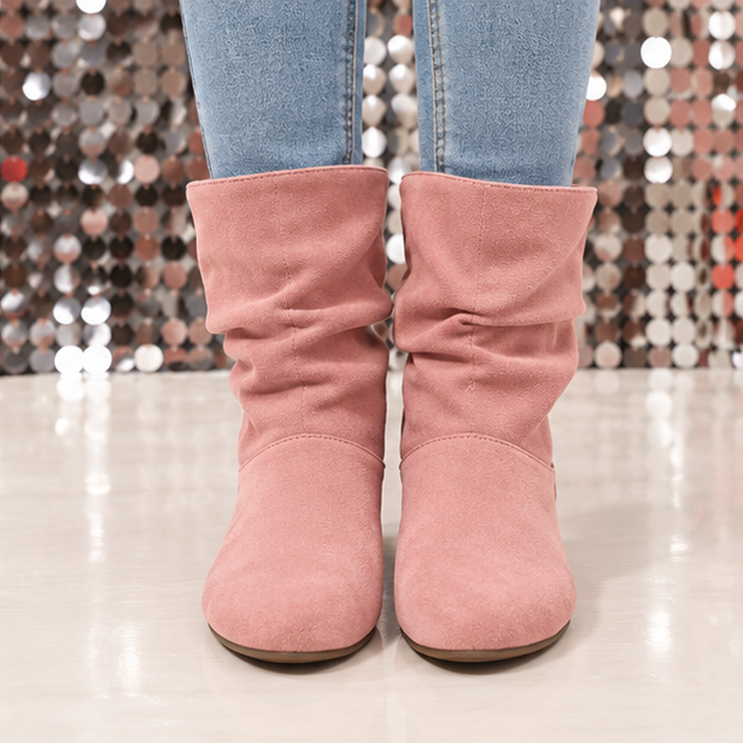 Vue de face des bottes roses mi-mollet, fronces sur la tige et talon plat