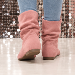 Arrière des bottes femme roses montrant la tige froncée et le talon plat