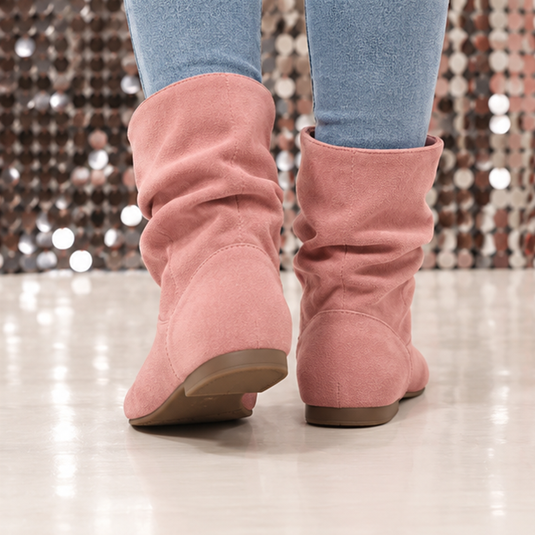 Arrière des bottes femme roses montrant la tige froncée et le talon plat