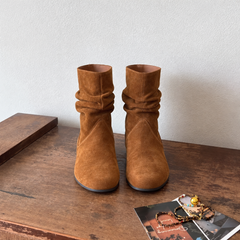 Bottes femme caramel vues de face, tige froncée et bout rond