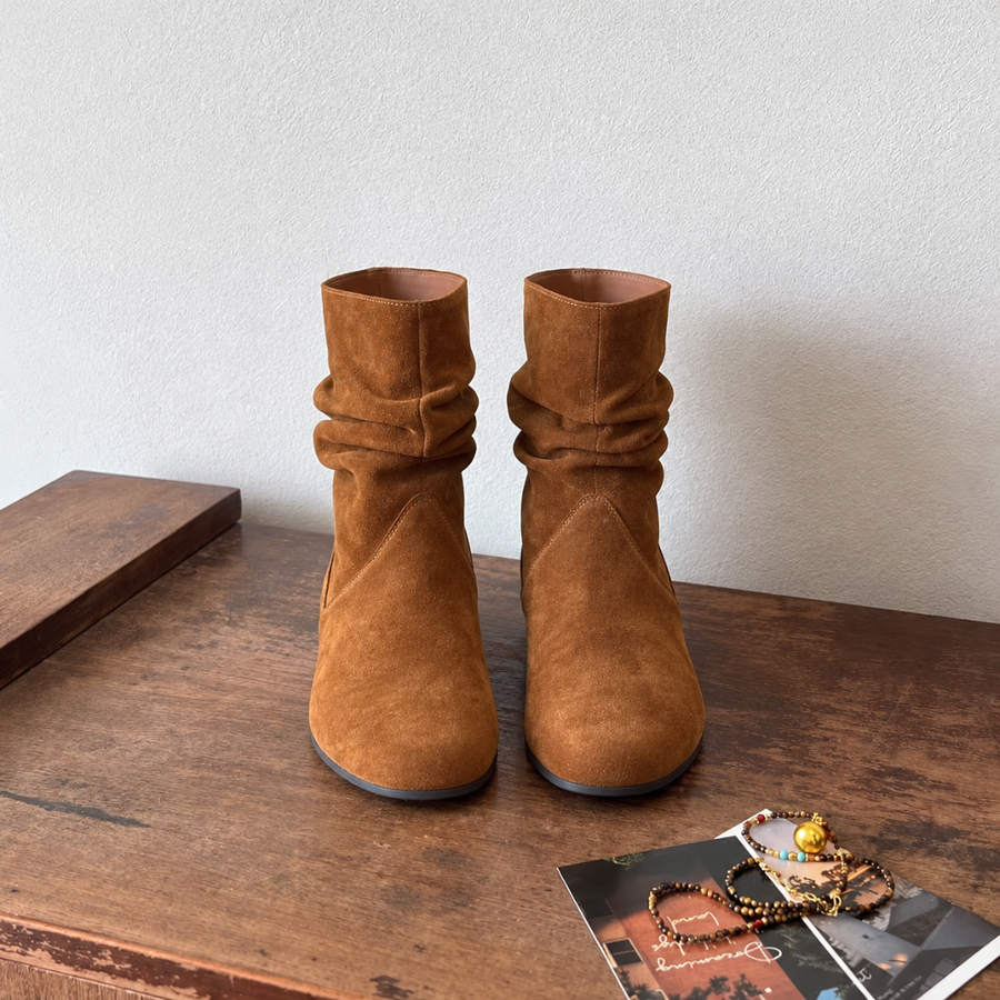 Bottes femme caramel vues de face, tige froncée et bout rond