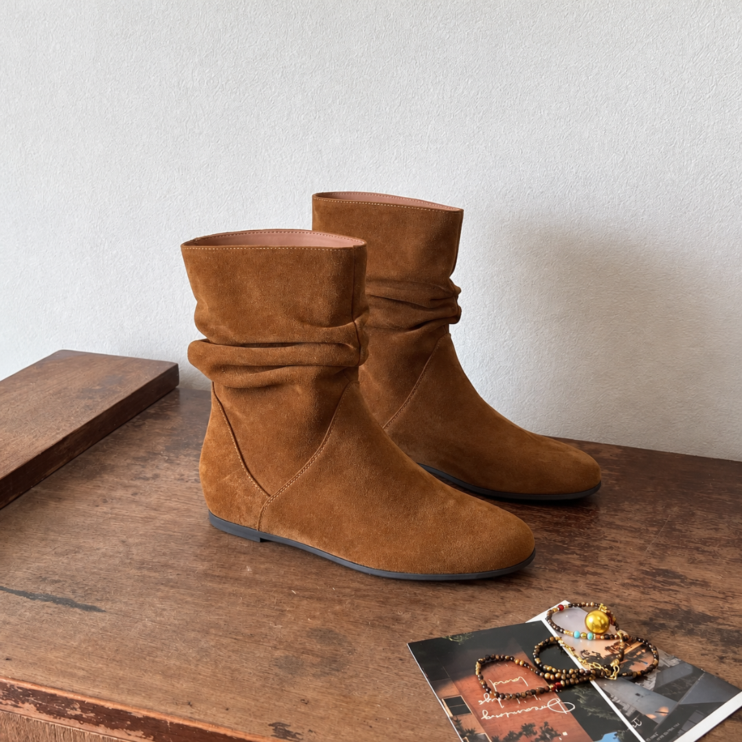 Paire de bottes caramel de trois quarts, plis slouchy sur la tige